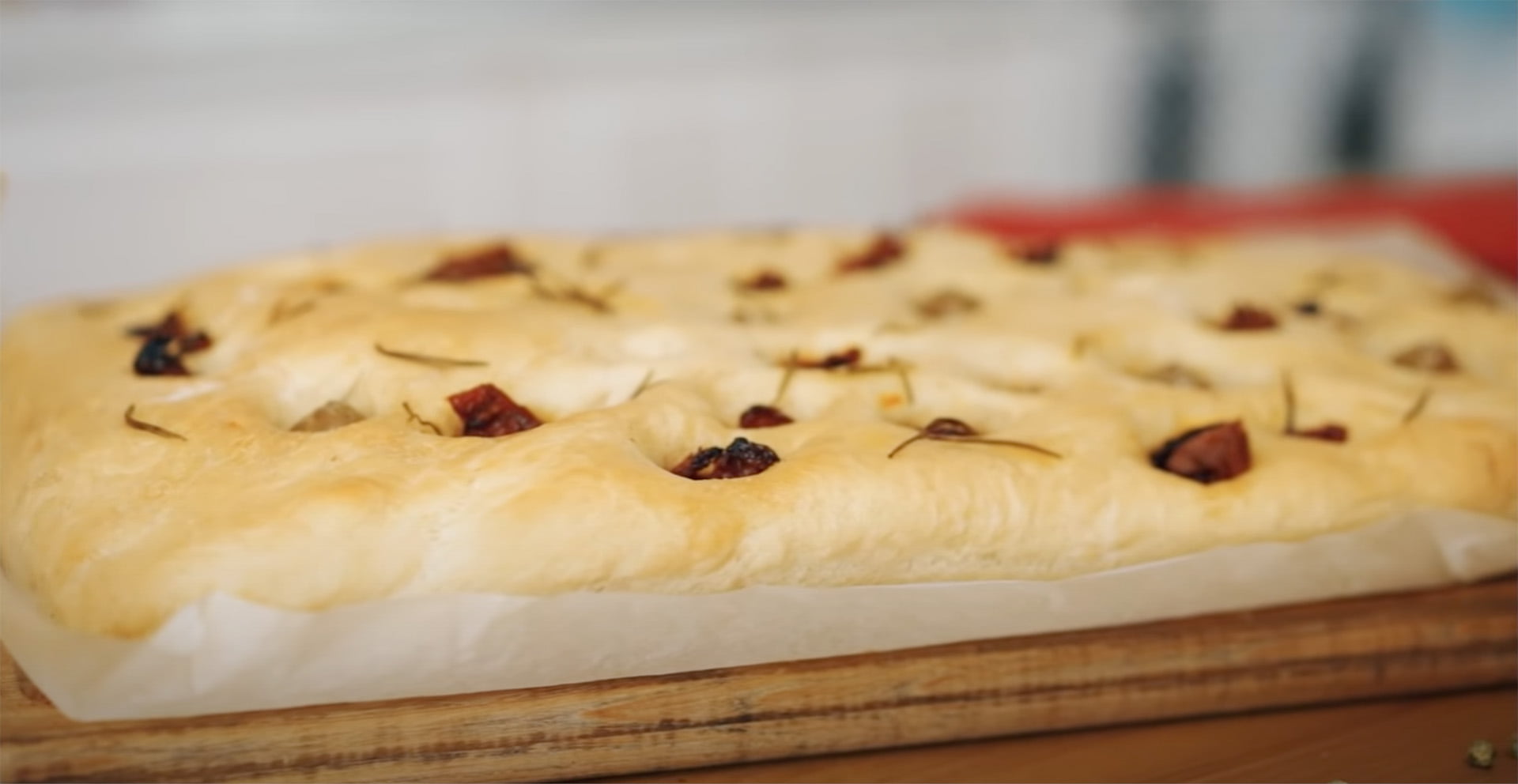 Фокача з оливами, в’яленими томатами та розмарином