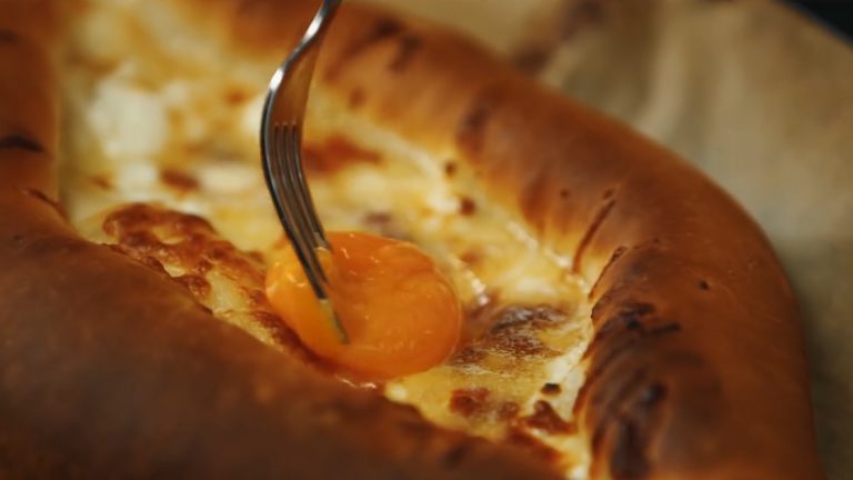 Хачапурі по-аджарськи