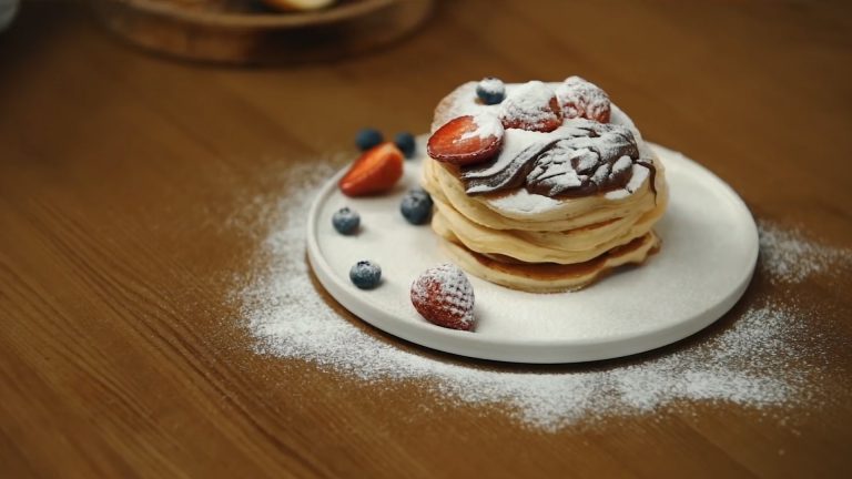 Панкейки з шоколадом і ягодами