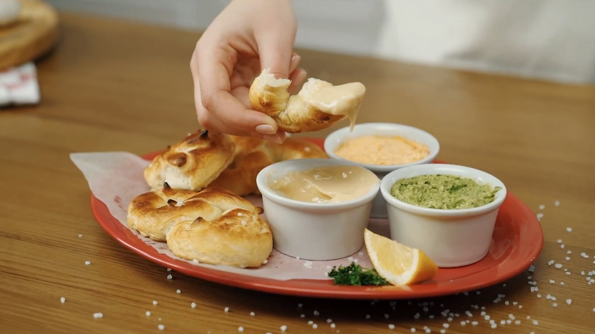 Домашні м’які брецелі з соусами