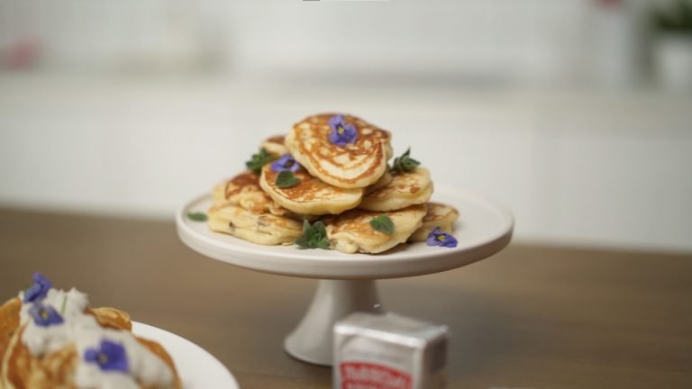 Ніжні бананові оладки з йогуртовим соусом