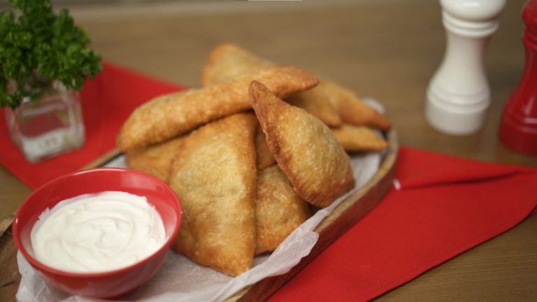 Хрусткі чебуреки з соковитою начинкою