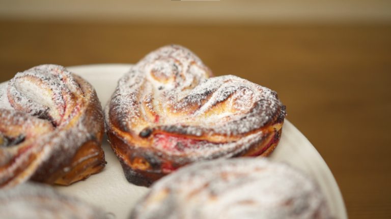 Булочки з малиною і шоколадом