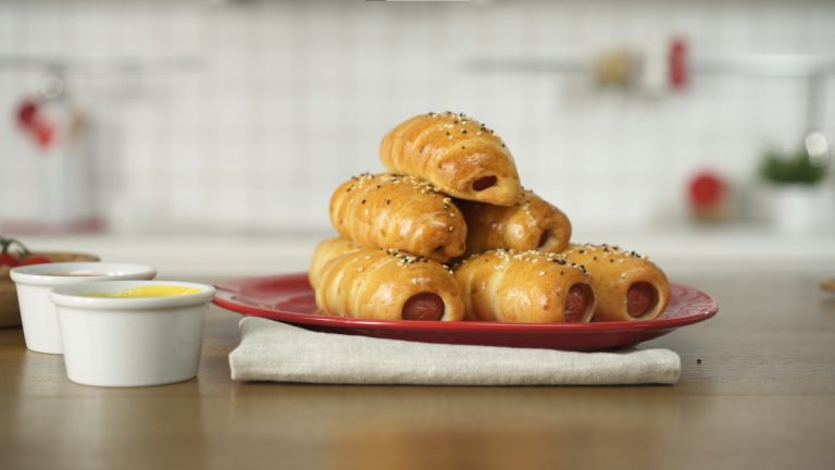 Ароматні та пухкі сосиски в тісті