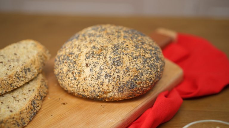 Корисний зерновий хлібчик з насінням льону та соняшника