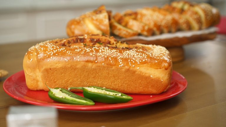 Сирний хліб з перцем халапеньйо