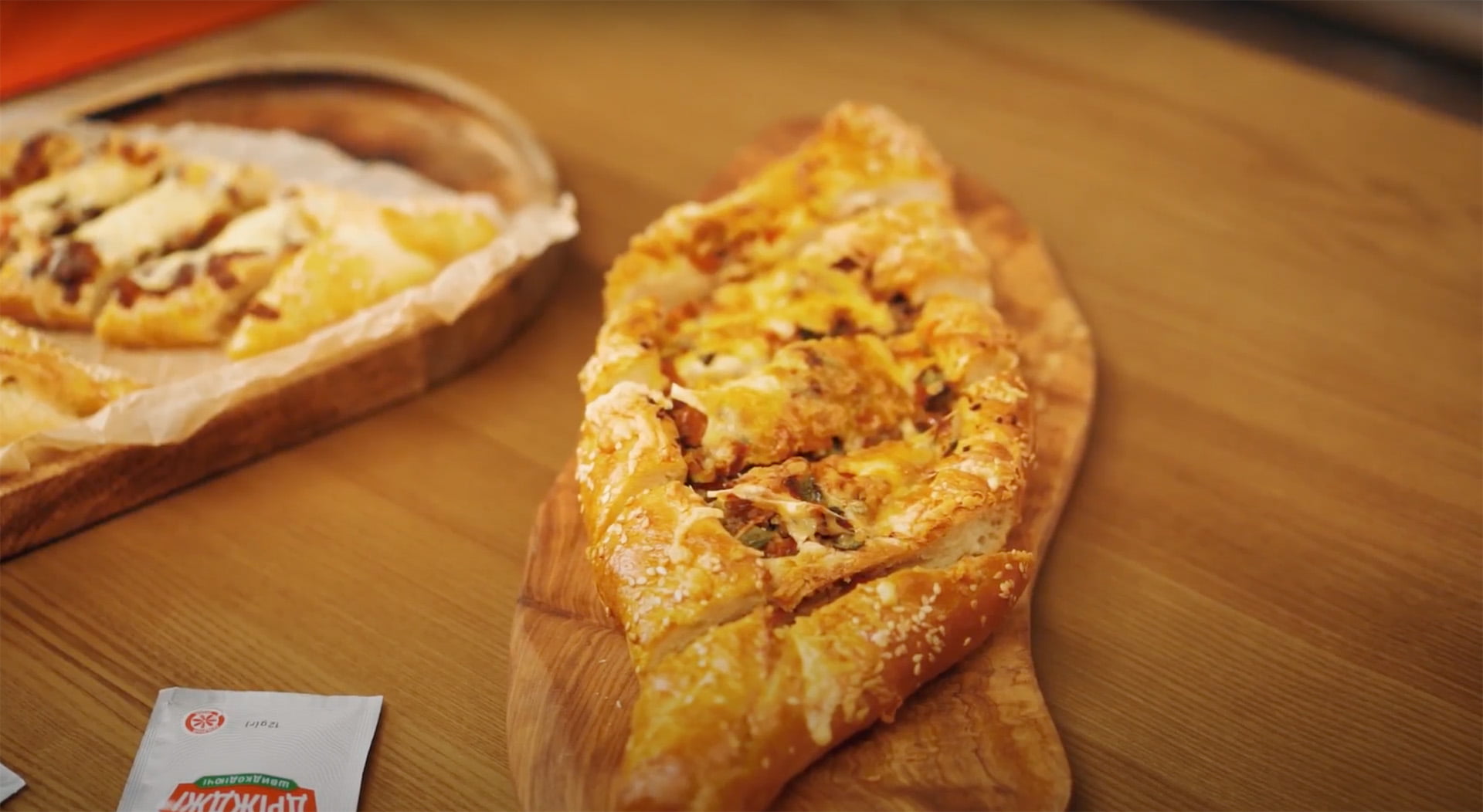 Пікантні турецькі піде з м’ясною та грибною начинками